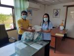 ปลัดองค์การบริหารส่วนตำบลป่าระกำ  เป็นตัวแทนมอบ ชุดคัดกรองกา